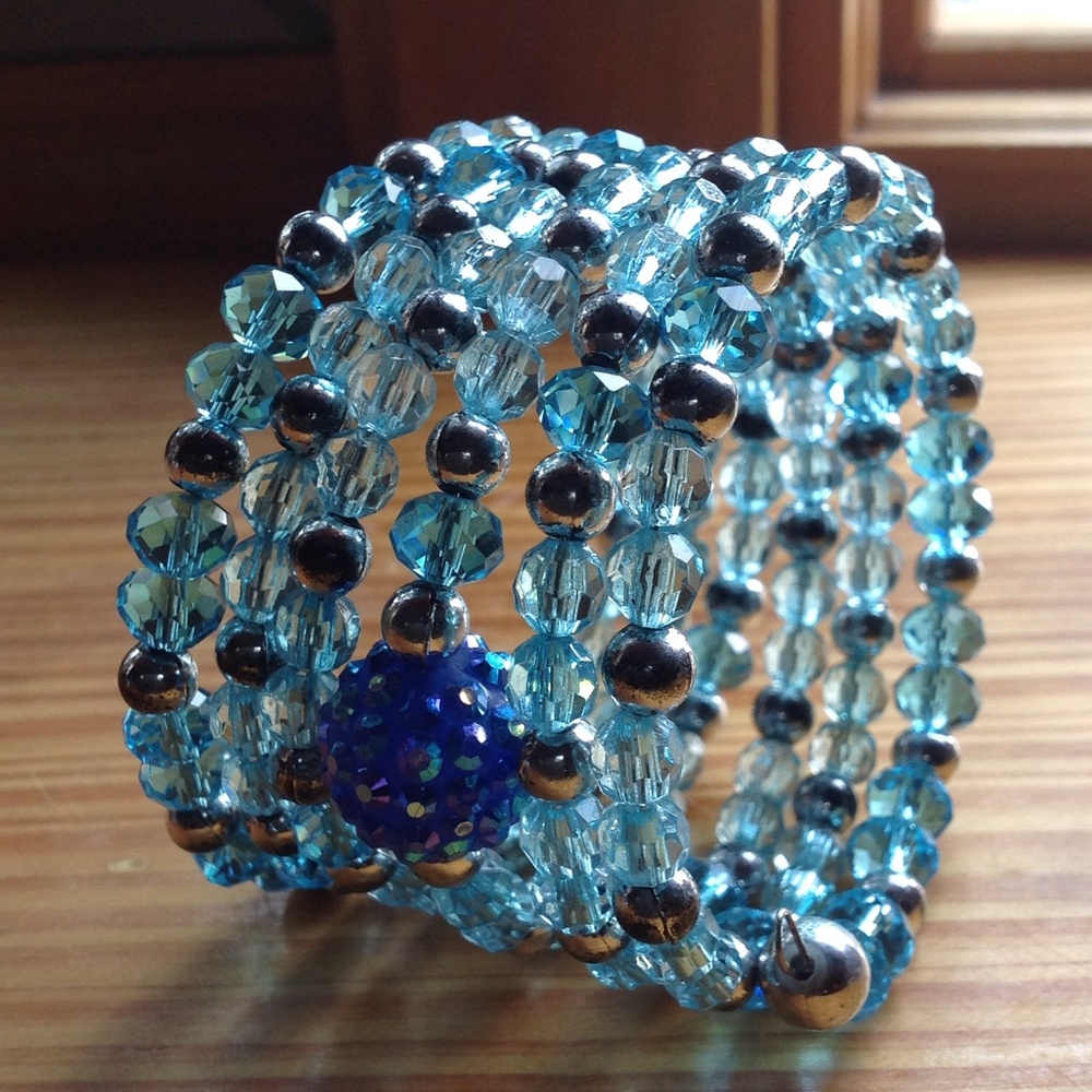 NWT 1 of a kind SKY BLUE GLASS BEADED BRACELET